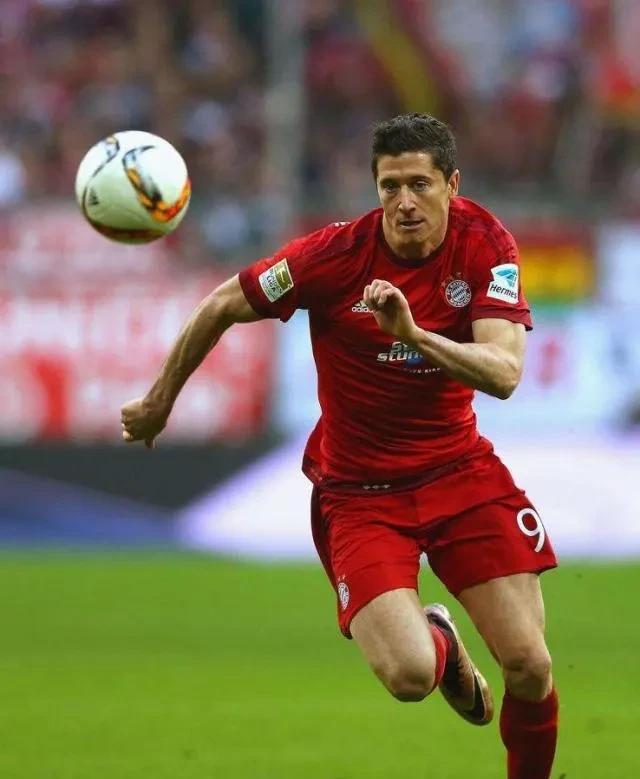 曼联教练压力巨大!,莱万多夫斯基遭遇十五持续失利上演精彩一战 曼联教练压力巨大!,莱万多夫斯基遭遇十五持续失利上演精彩一战